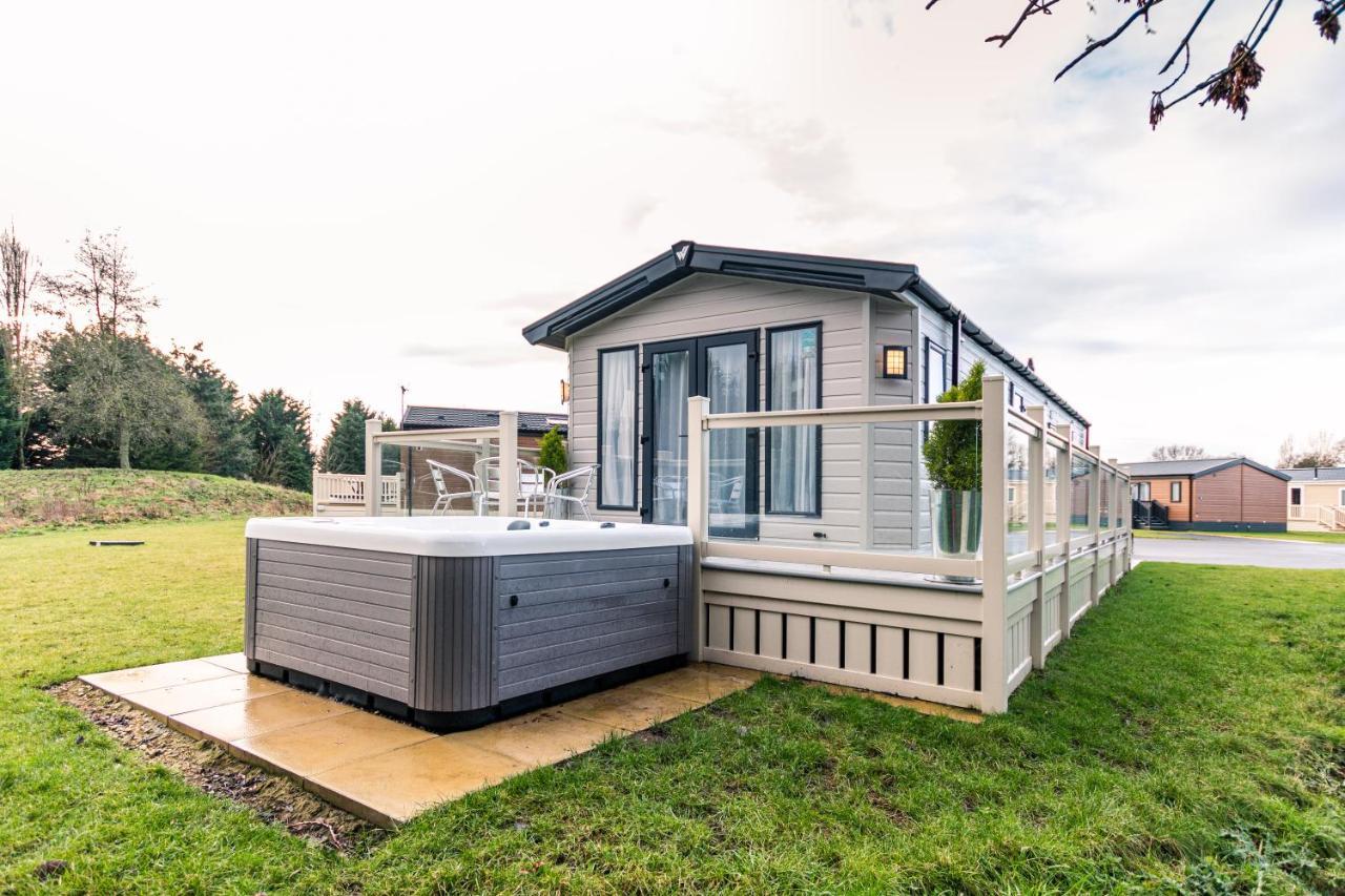 Hidden Jewel Lodge With Hot Tub York Exterior foto